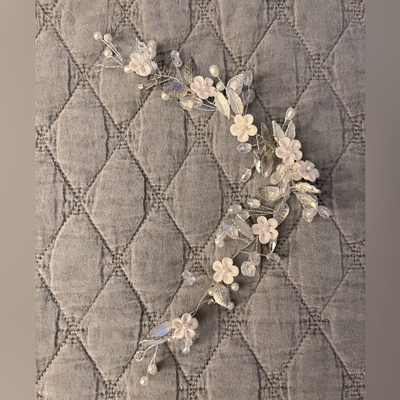 Beautiful Hairpiece - Picture 2 of 4